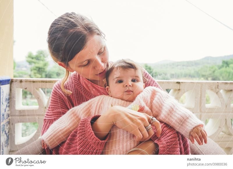 Junge Mutter umarmt ihr Baby Mama Familie Mutterschaft Fröhlichkeit Elternschaft Liebe Lifestyle Familienzeit Zeit Leben Umarmung umarmend Pflege lieblich