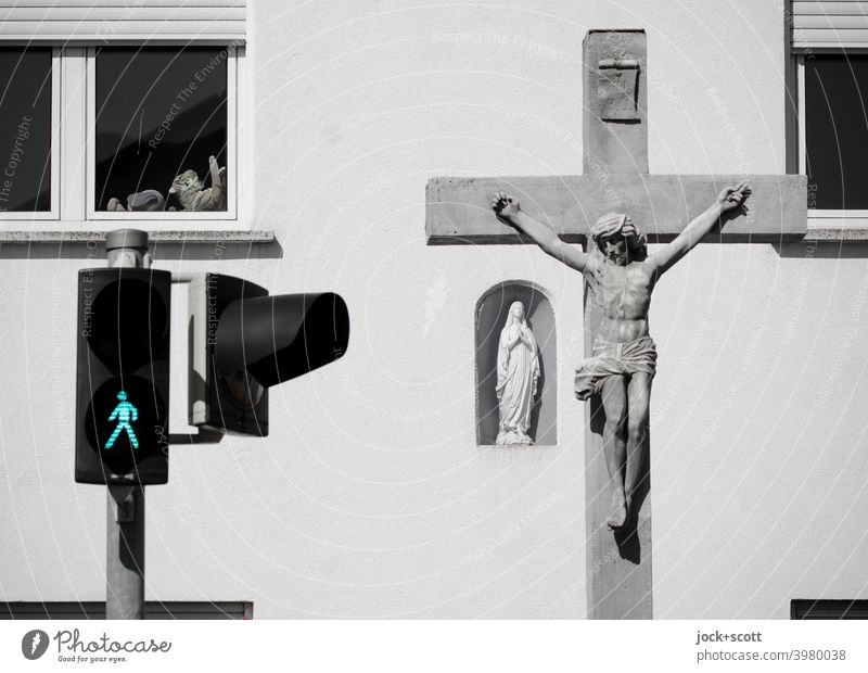 Formen und Farbe des Glaubens Fußgängerampel ampelmännchen Verkehrswege Verkehrszeichen Fassade Fenster Sicherheit Stofftiere marienstatue Symbole & Metaphern