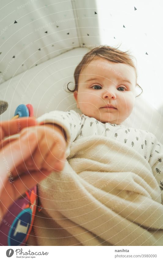 Porträt eines kleinen verspielten Babys in seiner Wiege spielerisch Kindheit Familie Liebe Glück niedlich Glückseligkeit warm weich kawaii bezaubernd