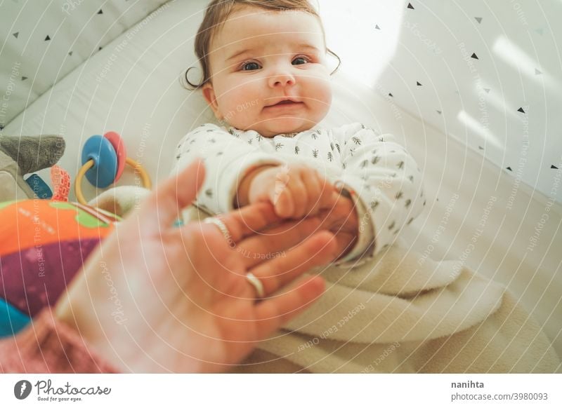 Porträt eines kleinen verspielten Babys in seiner Wiege spielerisch Kindheit Familie Liebe Glück niedlich Glückseligkeit warm weich kawaii bezaubernd