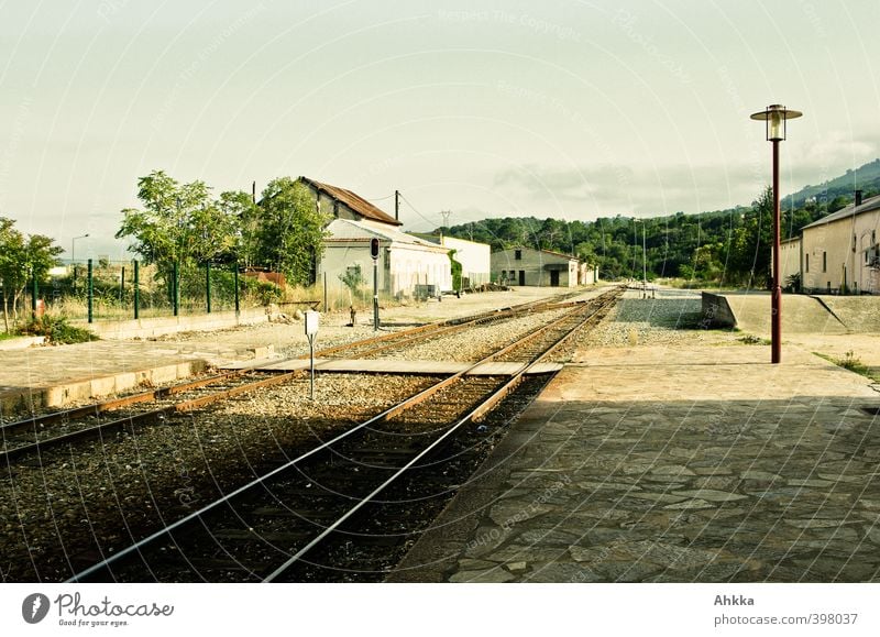 Mediterraner Bahnhof in Korsika im Abendlicht harmonisch Ferien & Urlaub & Reisen Tourismus Ferne Freiheit Sommerurlaub Umwelt Landschaft Himmel Schönes Wetter