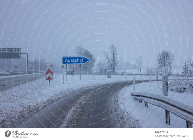 Winterspaß Autofahren Schnee Straße Wege & Pfade kalt Verkehr glatteis Glätte Außenaufnahme Verkehrswege Farbfoto Eis Frost Menschenleer Straßenverkehr Tag