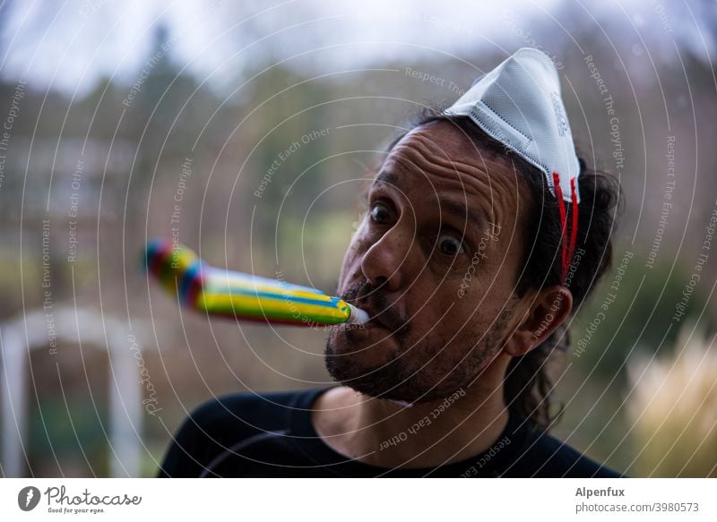 Helau, alter Sack Fasching Karneval Party Fröhlichkeit ffp2 Feste & Feiern Farbfoto Geburtstag Luftschlangen Silvester u. Neujahr Innenaufnahme Einsamkeit