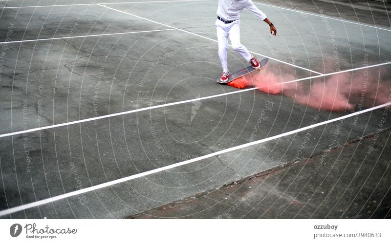 Skateboarder spielen auf Tennisplatz mit rosa Rauch auf Skateboard Skateboarding urban Sport Skater Schlittschuh jung Lifestyle Skateboarderin Jugend Stil