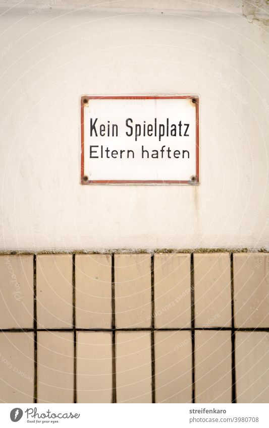 Kein Platz zum Spielen, droht das ernst gemeinte Schild Verbot kein Spielplatz Spielen verboten Schilder & Markierungen Hinweisschild Verbotsschild