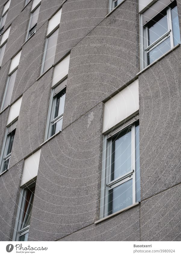 Detailansicht einer modernen Plattenbausiedlung Wohnblock grau Beton Betonplatte alt trist trostlos kalt unmenschlich niemand Menschenleer billig Fassade