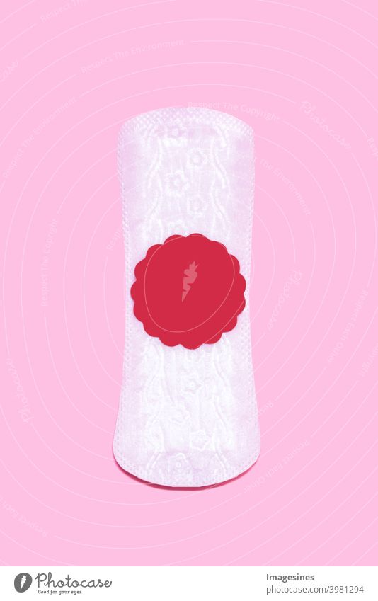 Frauenhygiene. Damenbinden mit Blutstropfen. Menstruationszyklus Symbol Konzept. Vertikales Bild Hygiene monatlich d
absorbieren abstrakt Kunst Hintergründe