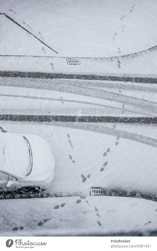 #A0# winterliche Spuren im Schnee Fußspuren Winter Winterstimmung Kälte Wintereinbruch verschneit Wintertag Winterstraße Straße winterreifen