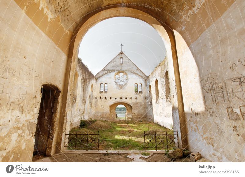 dem himmel so nah Kultur Dorf Kirche Ruine alt Rücken Religion & Glaube Kathedrale Katholizismus Protestantismus Serbien Donau Autofenster Bogen Dach