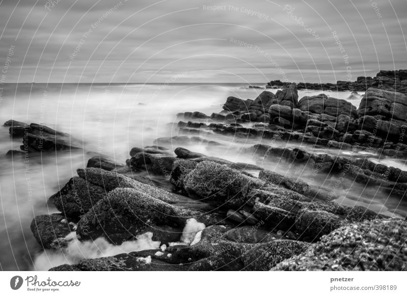 Das Meer Umwelt Natur Landschaft Urelemente Luft Wasser Himmel Wolken Klima Klimawandel Wetter Felsen Wellen Küste Bucht bedrohlich schön Gefühle Abenteuer