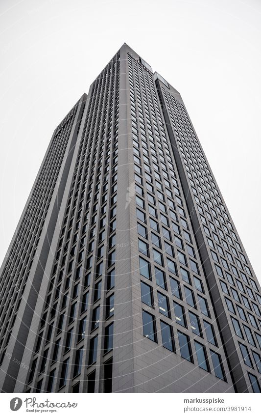 Modernes Büro-Bankgebäude-Wolkenkratzer Frankfurt am Main Stil Architektur Gebäude Großstadt Fassadenverkleidung Design Revier Saum Gesicht Finanzen fließen