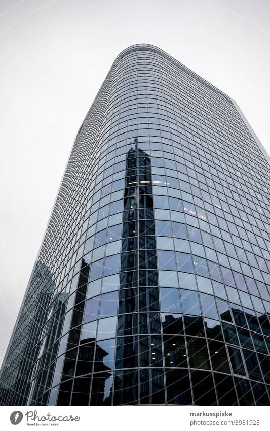 Modernes Büro-Bankgebäude-Wolkenkratzer Frankfurt am Main Stil Architektur Gebäude Großstadt Fassadenverkleidung Design Revier Saum Gesicht Finanzen fließen