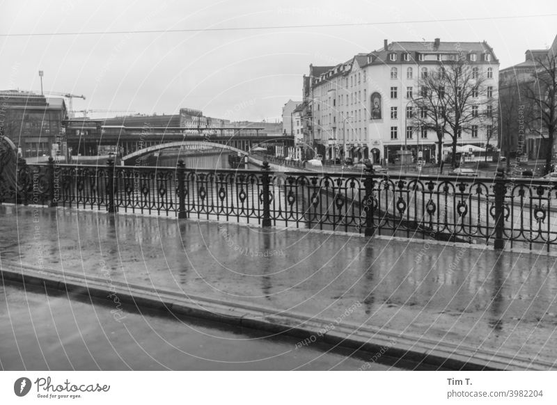 Berlin Friedrichstraße Brücke Architektur Wasser Berlin-Mitte Hauptstadt Menschenleer Stadtzentrum Bauwerk Außenaufnahme Großstadt Schwarzweißfoto Spree