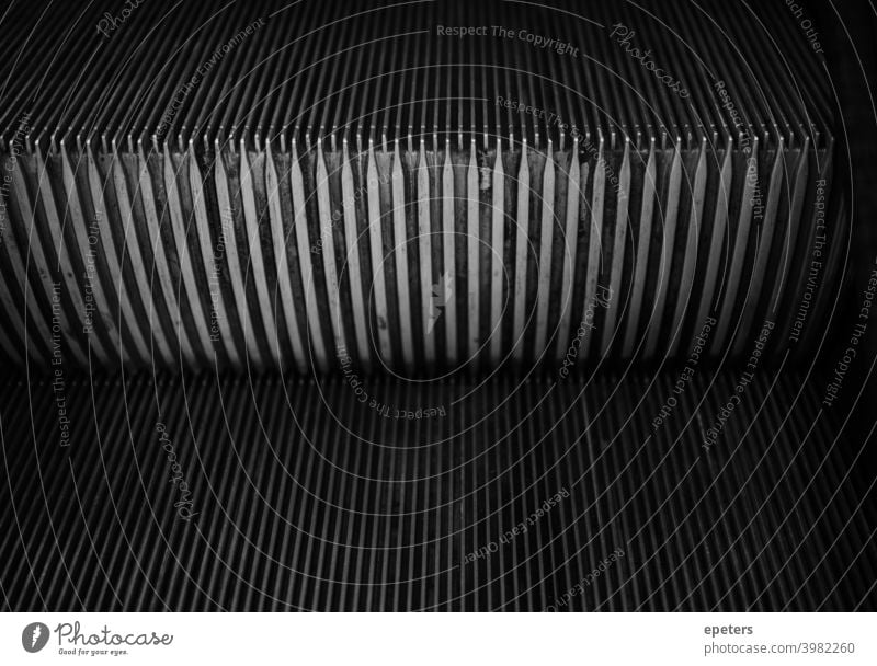 Dunkles Schwarzweißbild einer Rolltreppe rolltreppe traurig hamsterrad depressionen Einsamkeit Traurigkeit allein einsam unglücklich Schmerz ernst symmetrisch