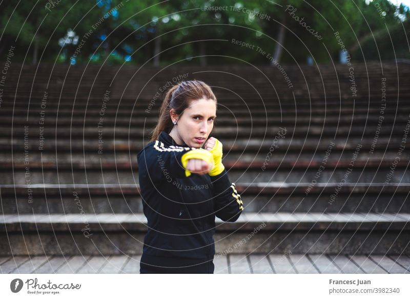 Mädchen Training Körper Kampf im Park. Selbstverteidigung Konzept Aktion Athlet bandagieren Schlacht Boxer Boxsport brünett Kaukasier Konkurrenz Textfreiraum