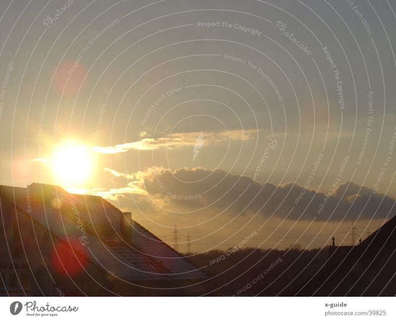 Sonnenuntergang Farbfoto Außenaufnahme Abend Sonnenlicht Haus Himmel Wolken fantastisch glänzend kuschlig blau gold Euphorie schön Strommast Gegenlicht