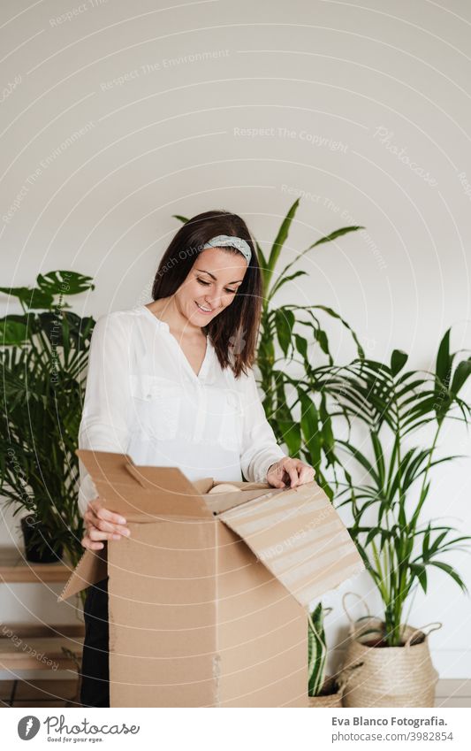 Nahaufnahme einer jungen Frau beim Zusammenbau von Möbeln. Auspacken der Teile aus dem Karton. DIY-Konzept es selbst machen diy heimwärts Haus Kaukasier