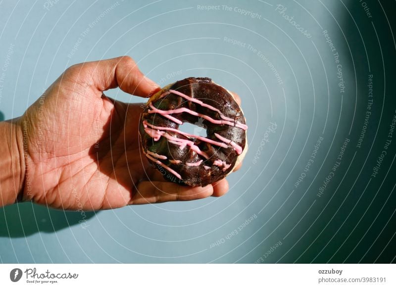 Donut Doughnut Krapfen Dessert Lebensmittel Snack Kuchen Gebäck süß Zuckerguß Frühstück Schokolade verglast Bäckerei vereinzelt Hintergrund lecker geschmackvoll