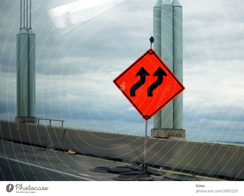 jetzt aber schnell | leicht rechts halten Baustelle Verkehrszeichen schild pfeil farbe brücke rohre beton straße autoverkehr reflexion himmel wolken