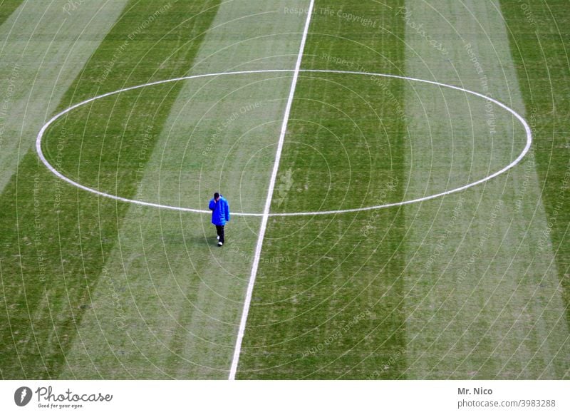 Greenkeeper Rasen grün Gras Stadion Fußball Linie Freizeit & Hobby Spielfeld Sportrasen Fußballplatz Sportstätten Mittelkreis Sportplatz staff Mitarbeiter