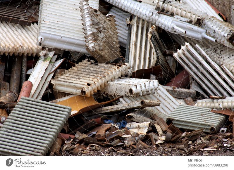 heavy metal VII Arbeit & Erwerbstätigkeit Industrie Recycling Heizkörper schrottreif Schrott Müllhalde Schrottplatz Metall Stahl Umweltverschmutzung Handel