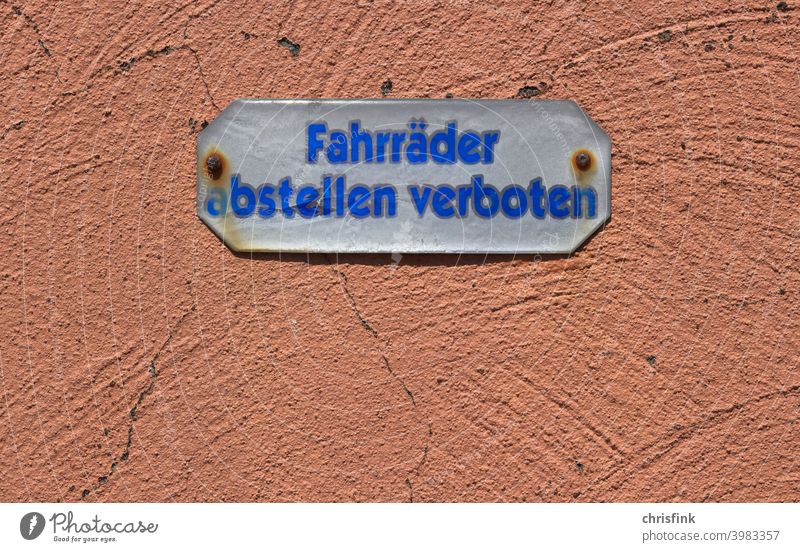 Schild Fahrräder abstellen verboten schild warnung hinweis wand hauswand einfahrt verkehr Hinweisschild Warnschild fahrrad Schriftzeichen rot angst umwelt