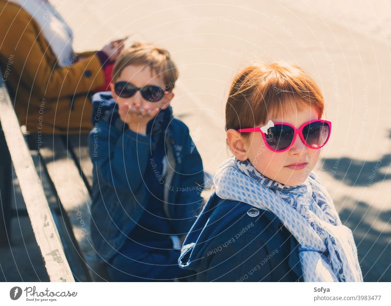 Kleiner lustiger Junge und Mädchen im Freien Kind Zusammensein Valentinsgruß Tag Liebe Freunde Kindheit niedlich Bruder Kaukasier Spaß Kinder Schwester