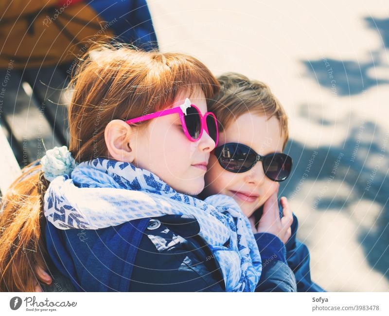 Zwei süße Kinder, Geschwister, die sich im Freien umarmen Junge Zusammensein Valentinsgruß Tag Liebe Freunde Kindheit niedlich Mädchen Bruder Kaukasier Spaß