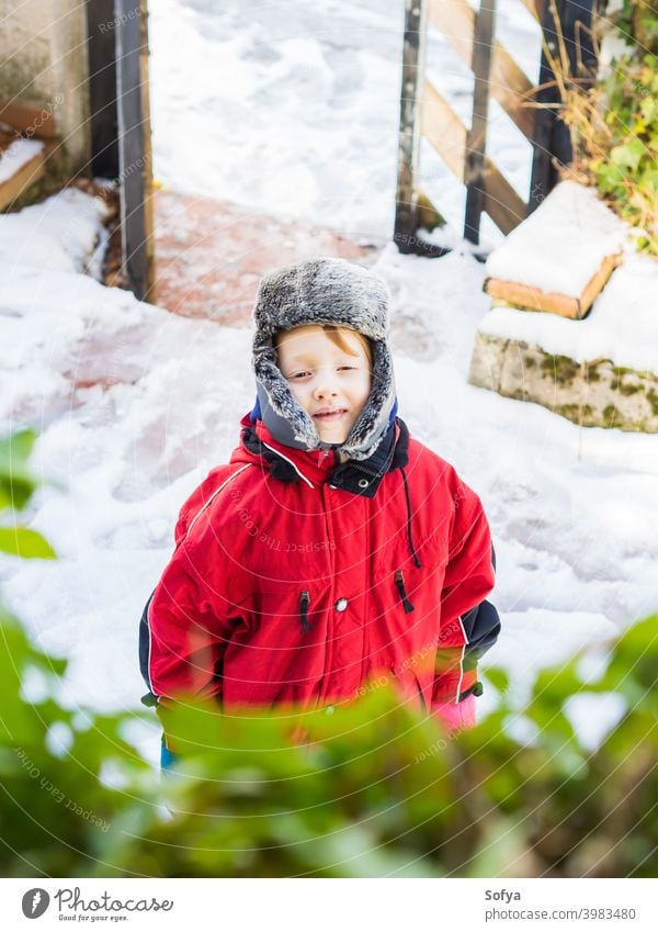 Kleiner blonder Junge in Winter-Oberbekleidung im Freien Kind Schneeanzug Glück wenig Aussehen Gesicht Auge weiß Kaukasier kalt Hut Verschlussdeckel niedlich