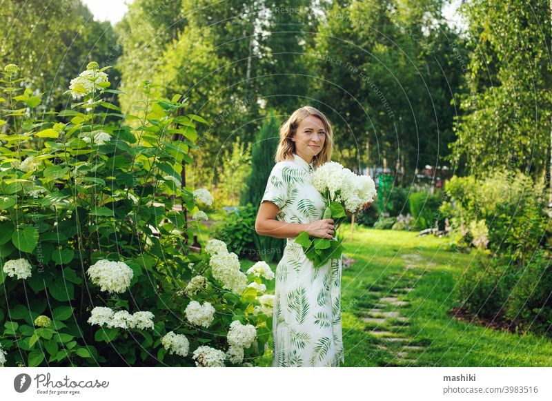 schöne junge Frau Gärtnerin posiert mit Hortensien Blumen im Sommer Hütte Garten Person Gartenarbeit im Freien Pflanze Lifestyle Natur Erwachsener Mädchen