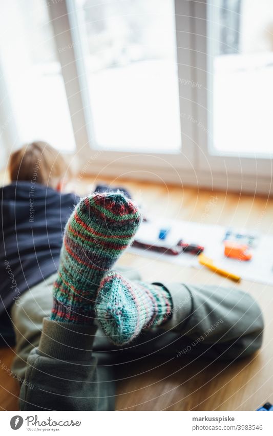 Stricksocken Junge Spielzeugautos Spielen Kindergarten Kinderspiel Kinderzimmer Autos Miniatur Kreativität kreativ Kreativkonzept Kindheit Kindheitserinnerung