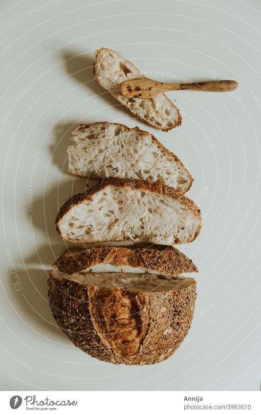 Morgenbrot Brot Frühstück Scheibe Lebensmittel Sauerteig Ernährung Brotscheibe Brunch Messer Butter Backwaren