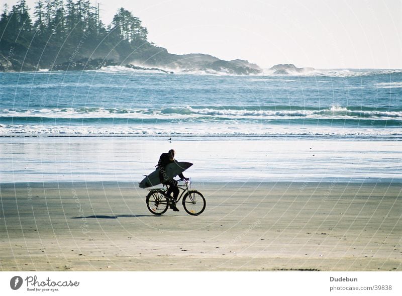 Saturday Afternoon Strand Surfen Surfer Hippie Tofino Pazifik Sand Insel Fahrrad Mann Meer Wassersport bicycle Vancouver Island dudebun photocase Fahrradfahren