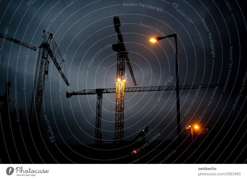 Baustelle am Abend Hochbau abend architektur baugewerbe baustelle berlin büro city deutschland drehkran dämmerung froschperspektive hauptstadt haus himmel