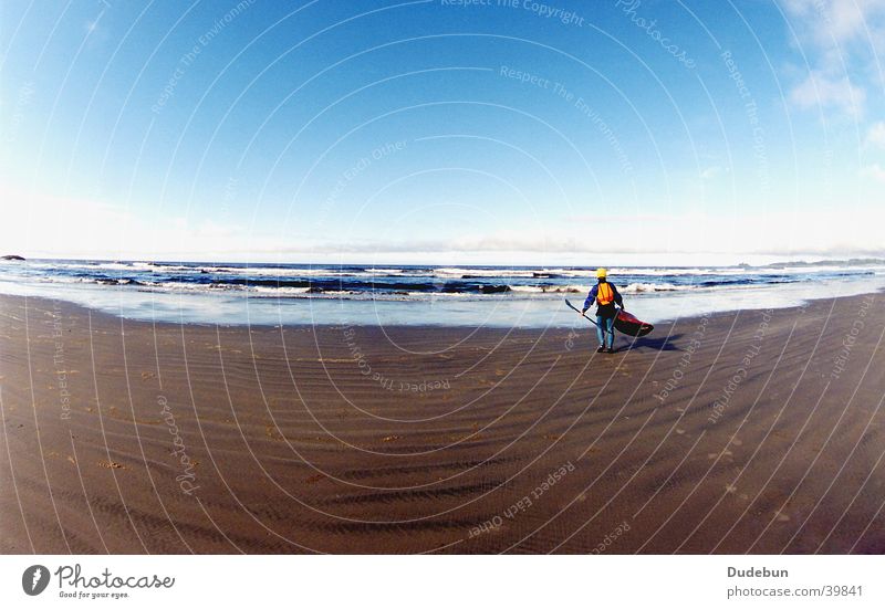 Long Beach, Tofino Farbfoto Außenaufnahme Textfreiraum links Textfreiraum oben Textfreiraum unten Morgen Sonnenlicht Fischauge Wegsehen Strand Meer Wellen Sport