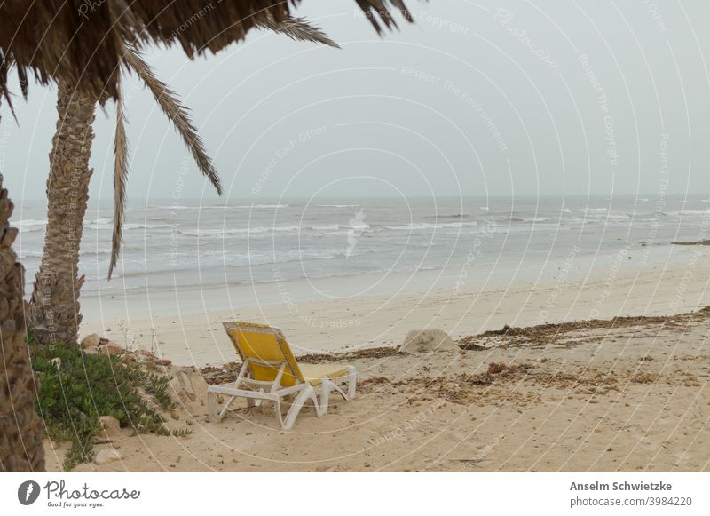 leerer Strandkorb am Meer Wetter MEER Urlaub Sand Himmel Wasser Feiertag Sommer Saison schlecht Freizeit keine Menschen Hafengebiet saisonbedingt Unwetter