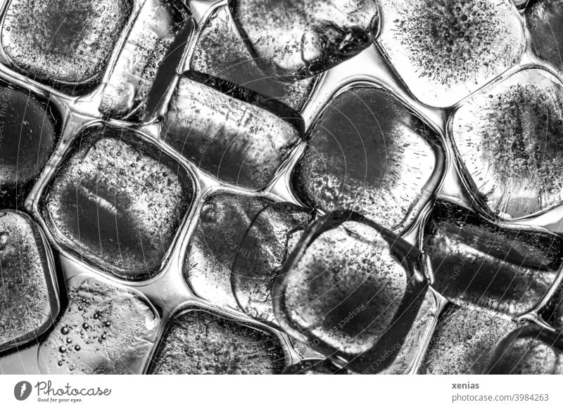 Viele kalte farblose Eiswürfel mit Licht durchleuchtet Würfel rechteckig gefroren frisch Getränk durchsichtig Erfrischung Form abstrakt Kristalle Eisstruktur