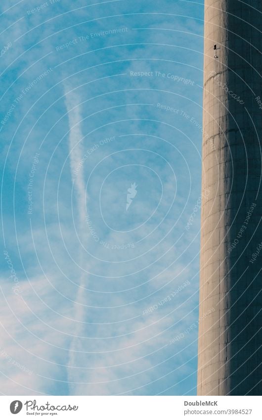 Ein Turm und ein blauer Himmel mit Wolken und einem Kondensstreifen himmelblau oben cloud Wolkenhimmel Außenaufnahme Farbfoto Menschenleer Tag Textfreiraum oben