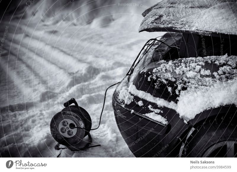 Ausfall im kalten Winter / Laden der Batterie Akkumulator Auto Automobil Motorhaube Panne Kapazität PKW Gebühr Nahaufnahme Konzept Textfreiraum tot Diesel