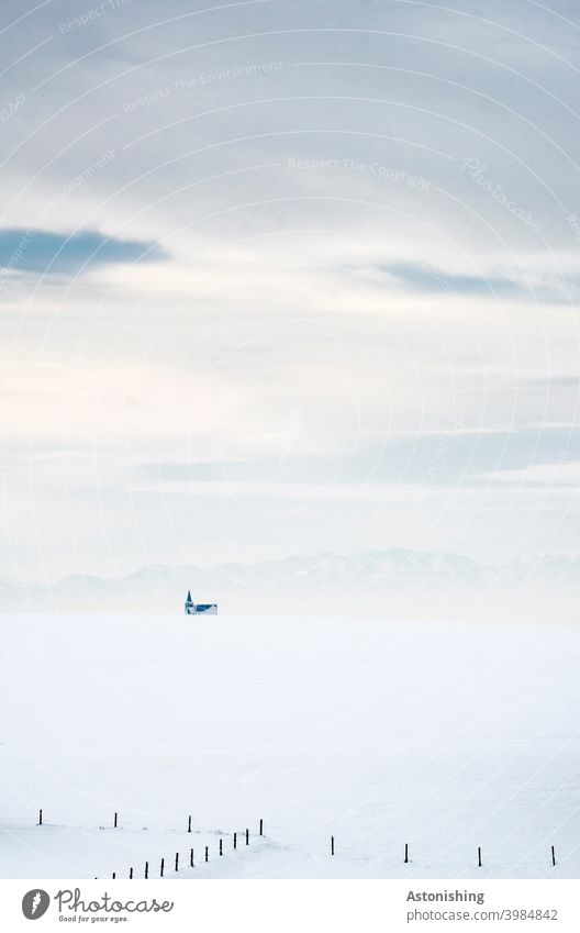 Kirche und Gebirge am verschneiten Horizont Berge Schnee Landschaft Schichten Winterlandschaft Schneelandschaft Zaun Holz Alpen Allerheiligen im Mühlkreis Turm