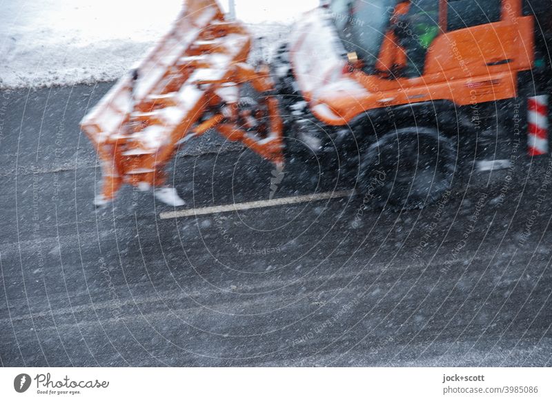 Schneeräumung an einem Wintertag Verkehrswege Vogelperspektive Straße Schneefall Fahrbahnmarkierung Schneedecke Neuschnee Winterdienst Verkehrssicherheit