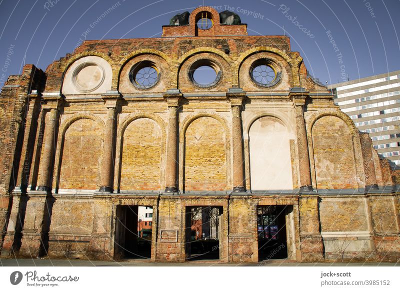 Zeitgeschichte, Anhalter Bahnhof mit der Rückseite des Portikusfragments Berlin Kreuzberg Architektur Rest Denkmal Sehenswürdigkeit Sonnenlicht