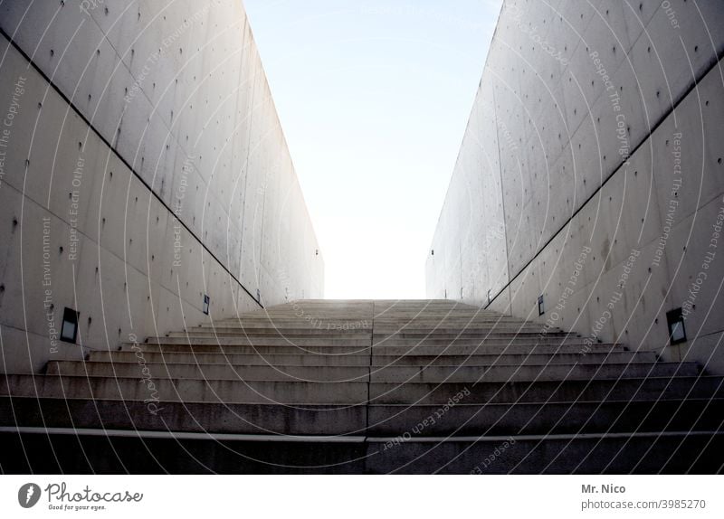 Himmelstor Bauwerk Gebäude Architektur Treppe Wand Mauer aufwärts abwärts Betonwand steil Ziel oben Schönes Wetter Linie grau Stein kalt Froschperspektive