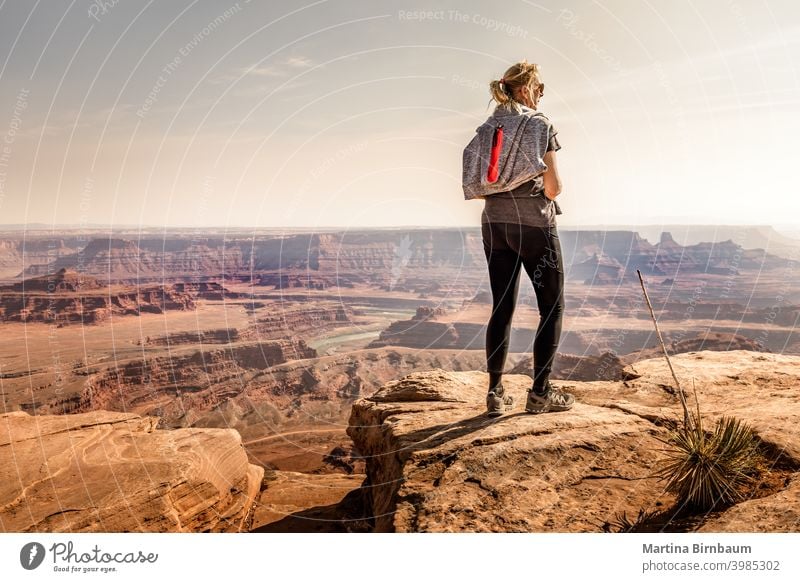 Frau genießt die Aussicht im Dead Horse Point State Park totes Pferd Punkt Tourist Wanderer 40-50 Kaukasier übersehen Landschaft reisen Fluss im Freien