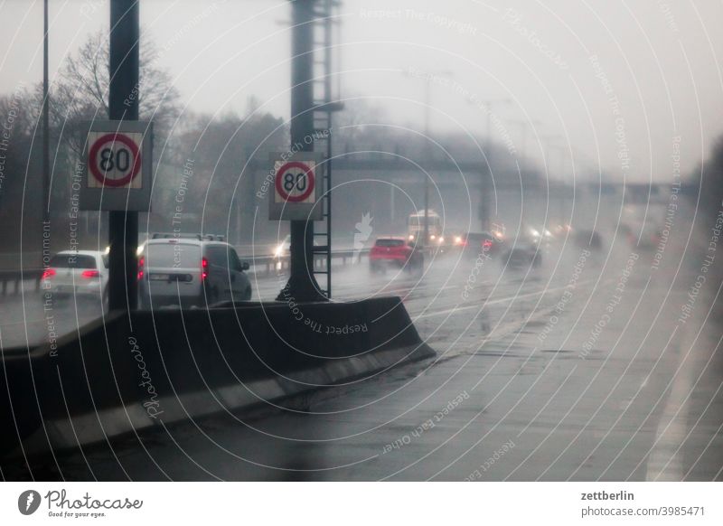 Autobahnauffahrt im Regen abbiegen asphalt autobahn ecke fahrbahnmarkierung hinweis kante kurve linie links navi navigation orientierung pfeil rechts richtung