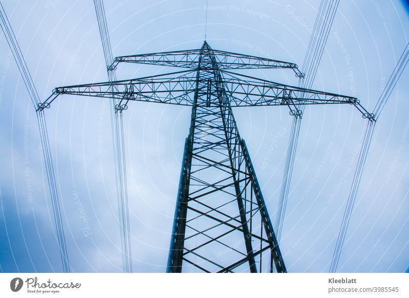 Hochspannungsmasten auf blauen, bewölkten Winterhimmel - Froschperspektive Stromtrasse Himmel von unten nach oben Industrie und Technik Energietechnik Mast