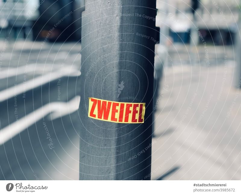 Zweifel Denken Gefühle skeptisch Fragen unsicher Hintergrund neutral Menschenleer Schilder & Markierungen Stadt Foto Schriftzeichen Straße Kunst Außenaufnahme