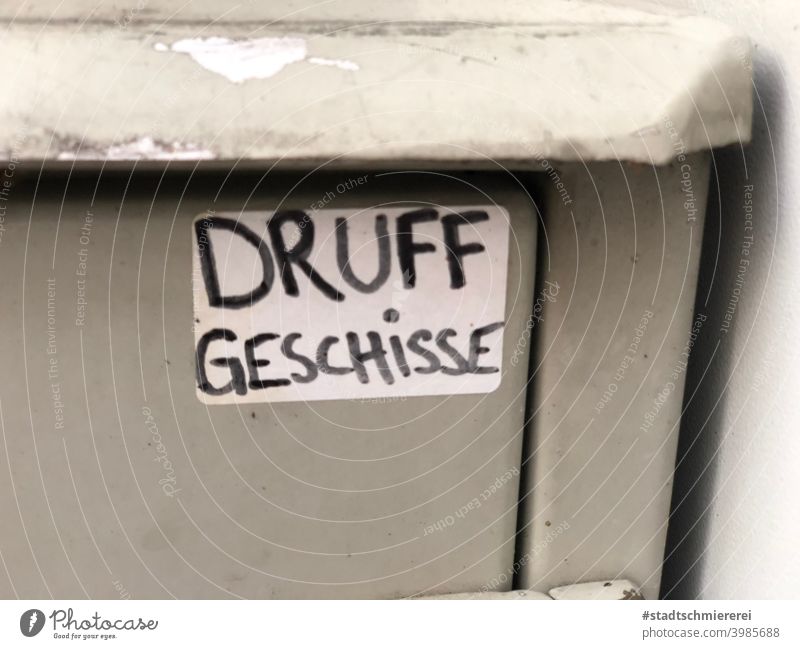 Druff Geschisse hessisch egal Spruch ist egal Schriftzeichen weiß Nahaufnahme Menschenleer Text Mitteilung Außenaufnahme Sticker Hessische Sprüche Wort