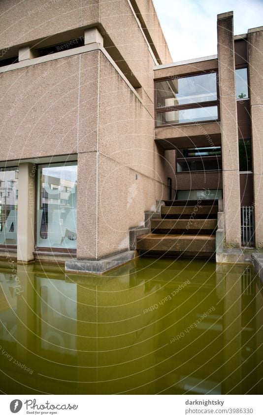 Moderne Architektur aus Beton und mit einem Brunnen Brutalismus brut Gebäude Fassade Haus modern Außenaufnahme Stadt Mauer grau Menschenleer Strukturen & Formen