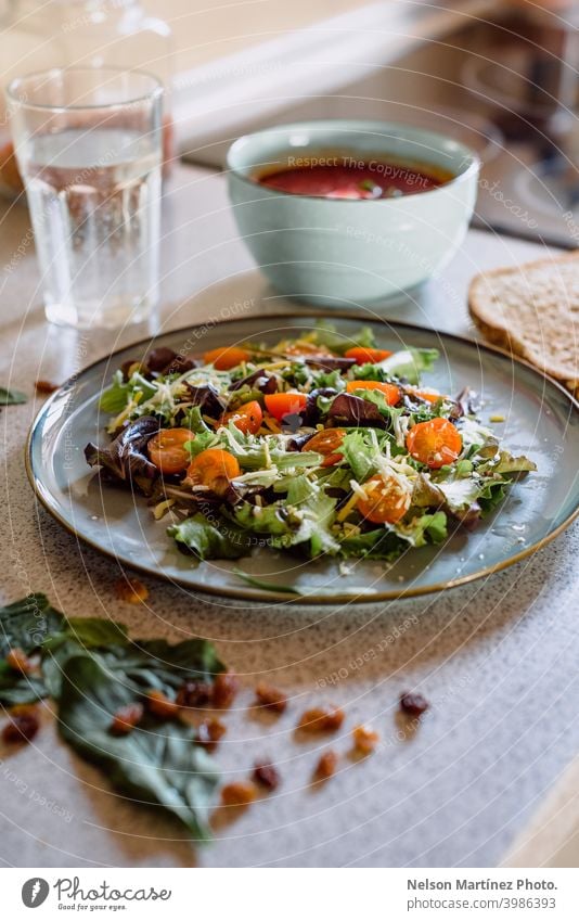 Seichter Schwerpunkt eines leckeren und gesunden Salats mit Kirschtomaten, Kopfsalat und Käse. Salatbeilage Gesundheit Mahlzeit Lebensmittel Vegetarier